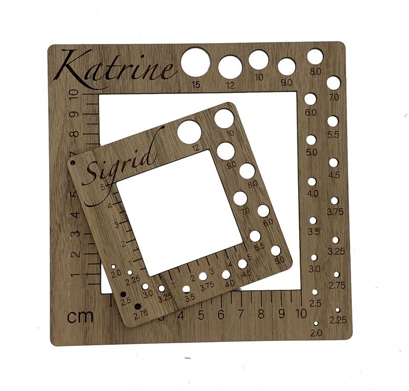 Strikkefasthetsmåler i  valnøtt med eget navn/logo