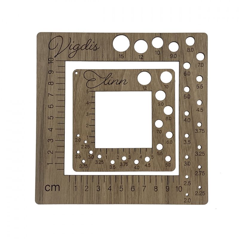 Strikkefasthetsmåler i  valnøtt med eget navn/logo